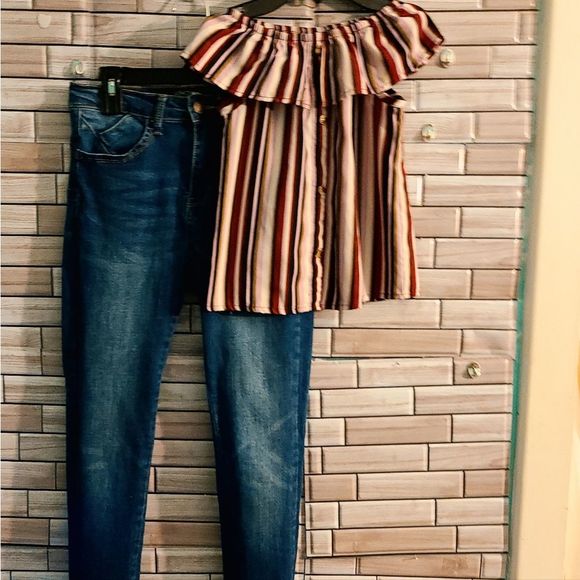 2PCS WOMENS size 3 Fashion Nova jeans with Size 4 Tank top.Juniors sizes - Picture 2 of 3